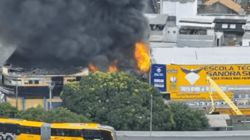 Incêndio atinge galpão comercial perto da Avenida Brasil no Rio