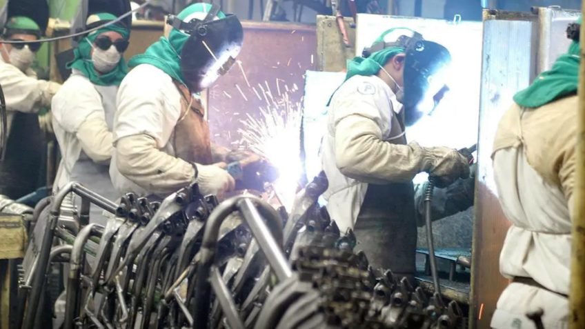 Faturamento da indústria sobe 2,3% em janeiro, diz CNI