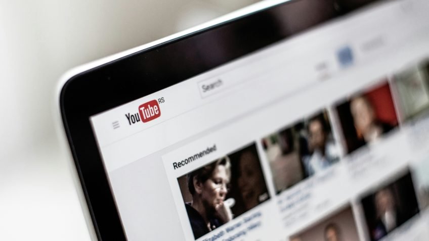 YouTube expande proteção contra deepfakes para políticos