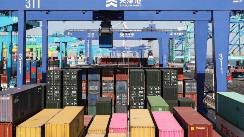 Exportações chinesas crescem 21,8% em 2026
