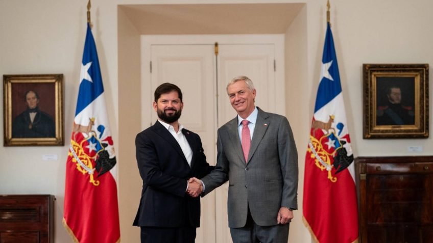 "Terá meu apoio", diz Boric a Kast ao deixar presidência do Chile