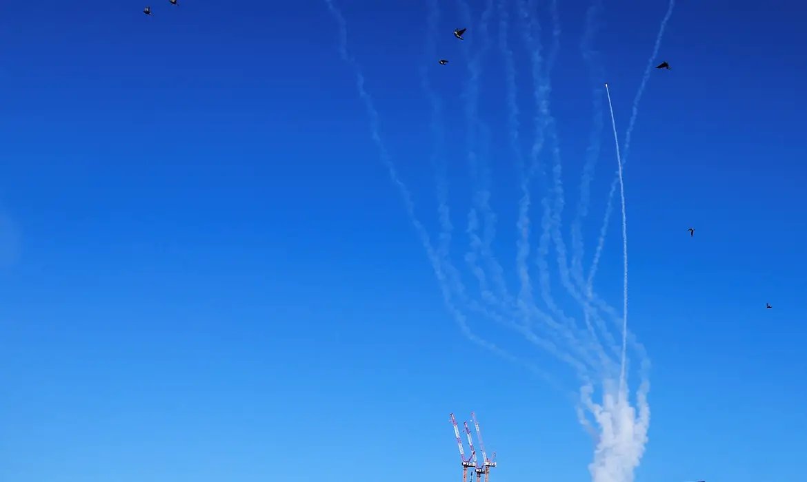 Irã dispara contra contra Israel e alvos em todo o Oriente Médio