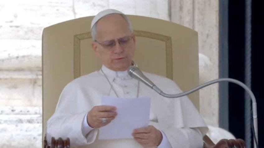 Papa Leão 14 brinca ao confundir camisa do Flamengo com Milan