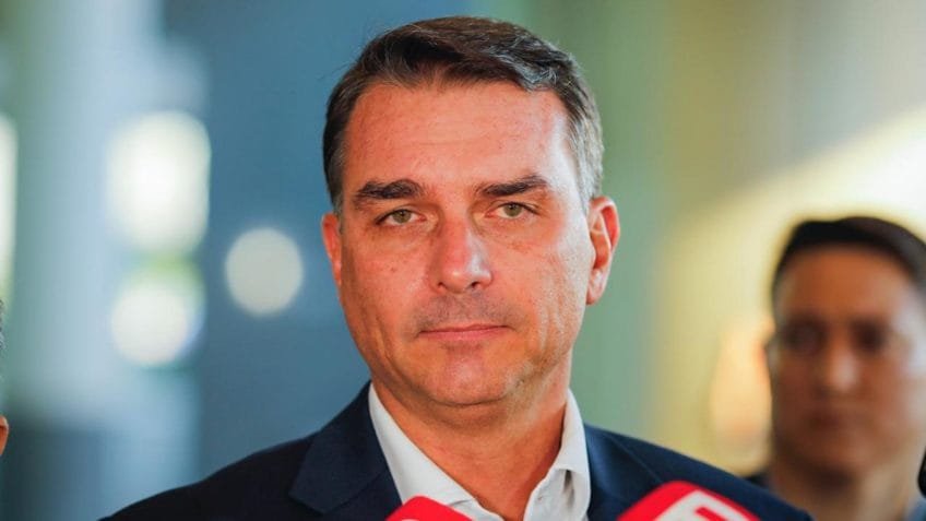 CPI para investigar Moraes e Toffoli é ilegal, diz Flávio Bolsonaro