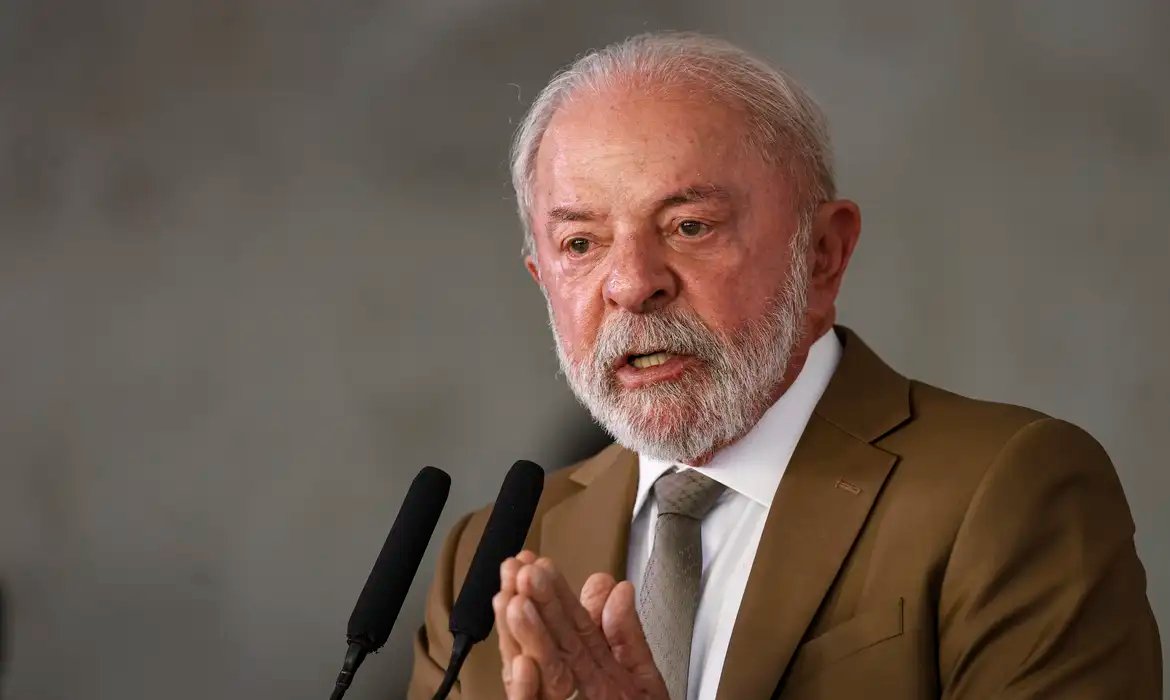 Lula zera imposto e subsidia diesel para conter alta do petróleo
