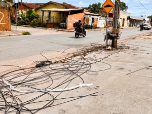 Vereador Eduardo Magalhães denuncia fios soltos no Jardim Industriário e cobra  providências de empresas de internet e da Energisa