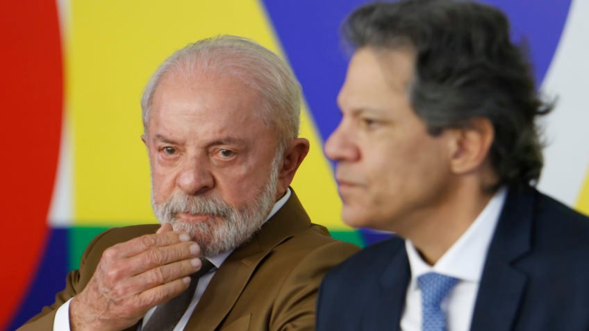 Lula usa terno marrom, cor da moda, em evento no Planalto