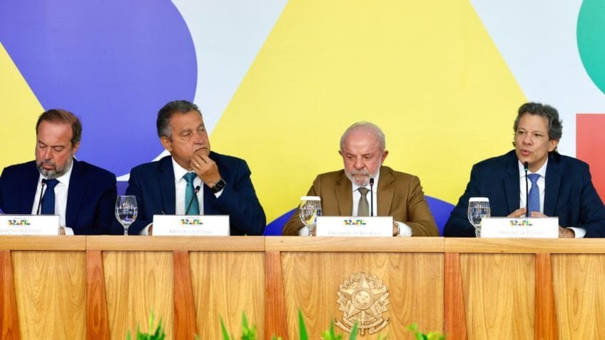 Governo Lula critica privatizações e vê impacto no preço do combustível