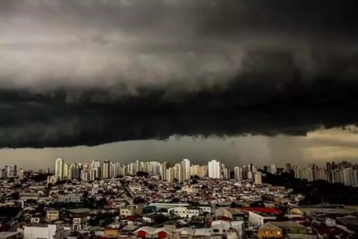 Temporais colocam várias regiões em alerta; chuva pode chegar a 100 mm e ventos a 100 km/h