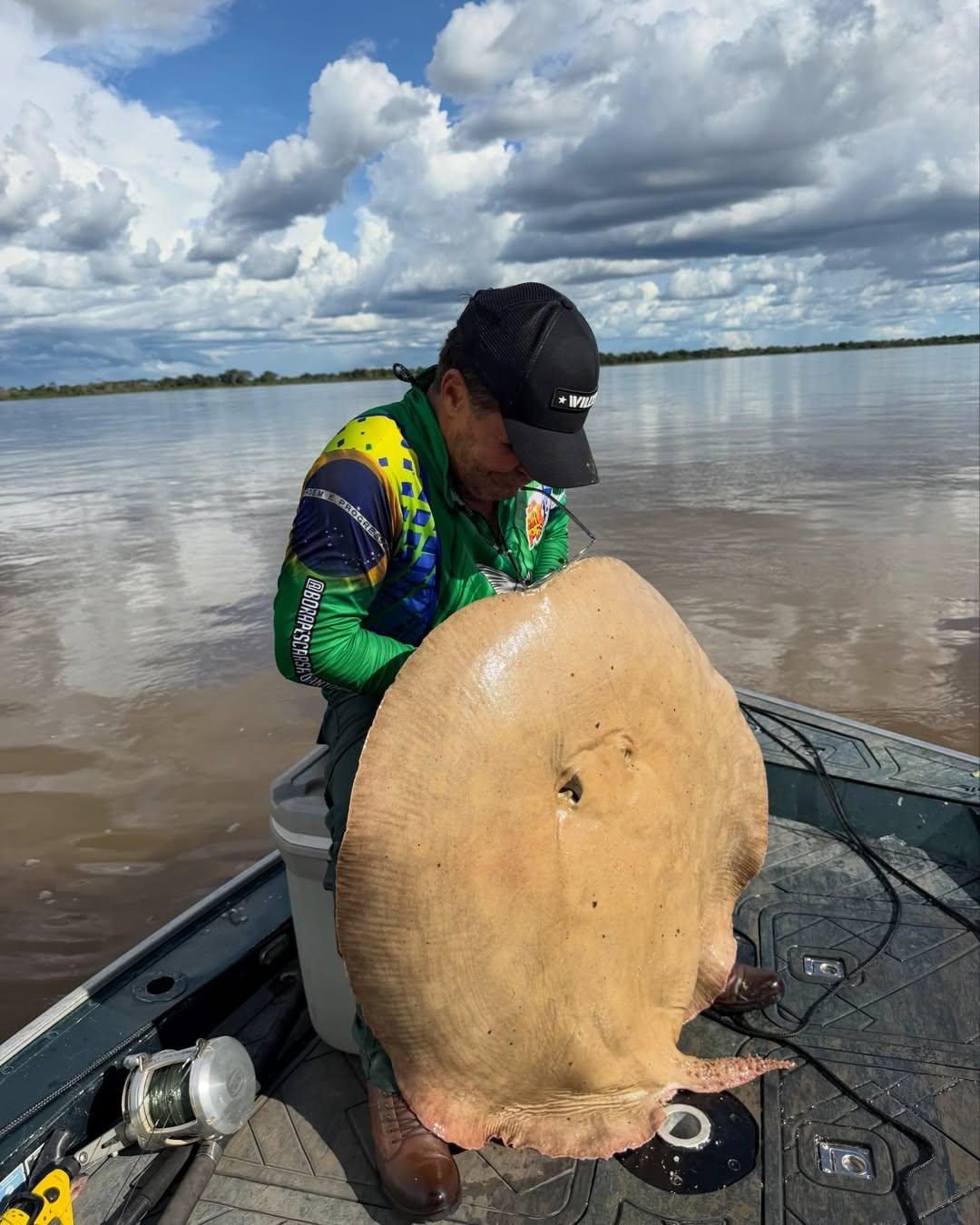 Eduardo Costa mostra talento para além da música, ao pescar uma Arraia de 65 kg, no Rio Araguaia
