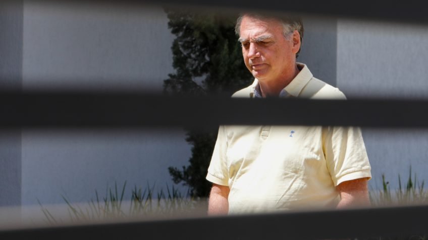 Bolsonaro deve ficar internado por pelo menos 7 dias