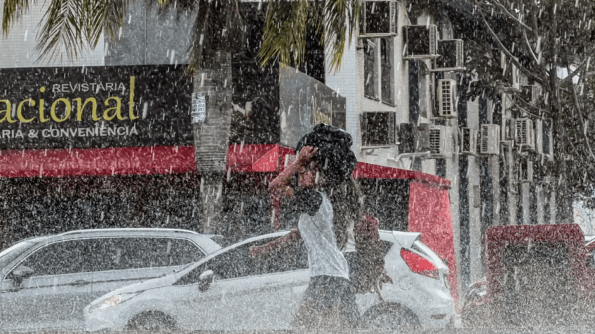 DF e 10 estados têm alerta laranja de chuva neste sábado