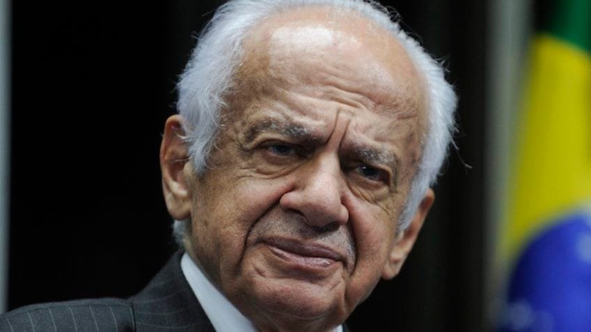 Pedro Simon diz que cadeia não ficaria mal para Moraes