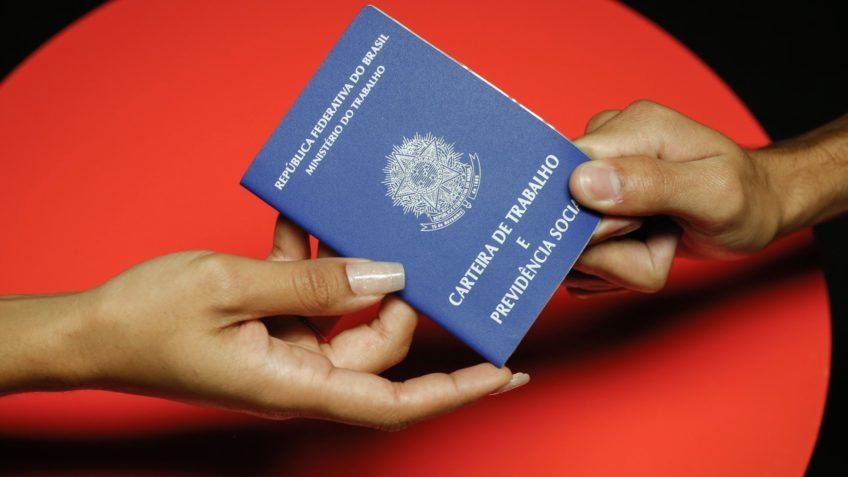 71% dos brasileiros são a favor do fim da escala 6 X 1, diz Datafolha