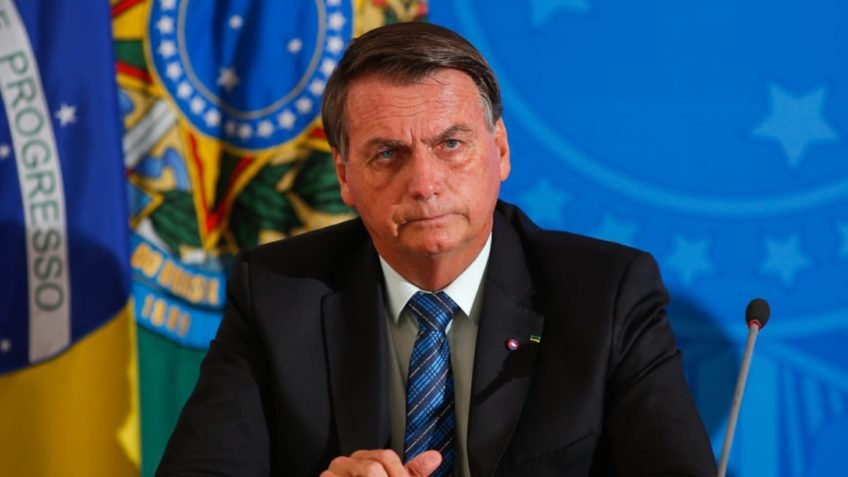 Bolsonaro segue internado e médicos ampliam cobertura dos antibióticos