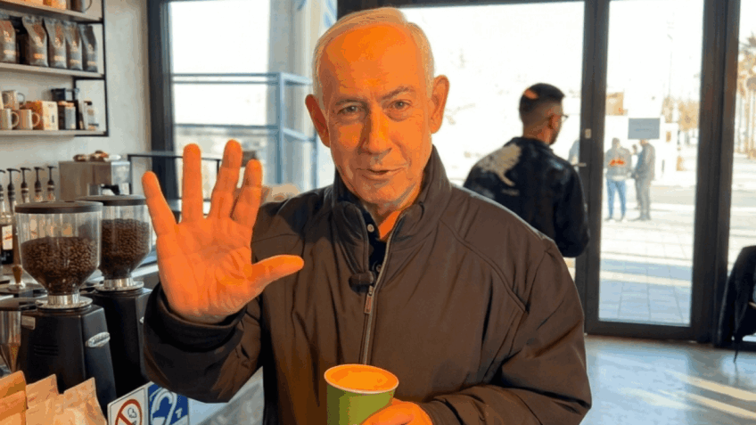 Netanyahu vai a cafeteria em Tel Aviv e diz que Israel atacará o Irã “com força”