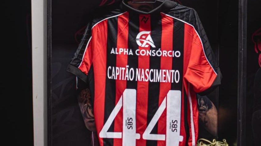 Vitória homenageia Wagner Moura com personagens em camisas