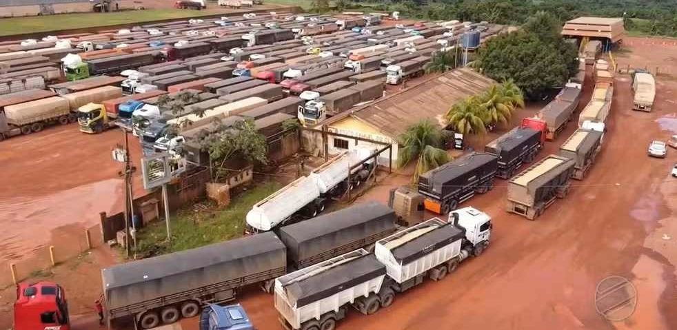 Caminhoneiros enfrentam fila de 45 km e até 3 dias sem água ou banheiro para descarregar soja no Pará