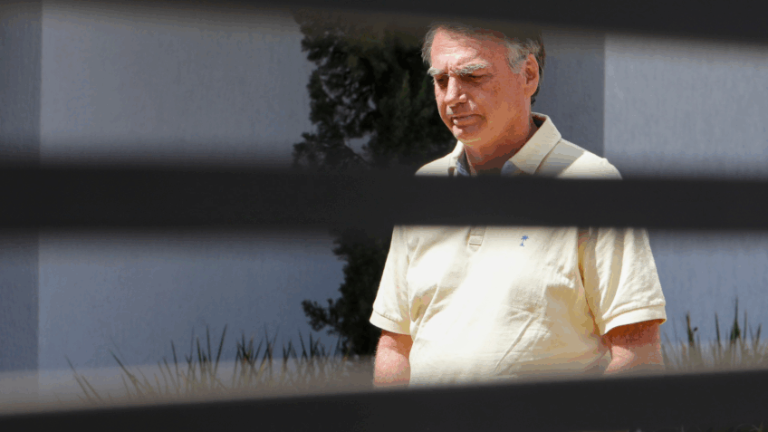 Infecção de Bolsonaro exige antibióticos mais amplos, diz médico