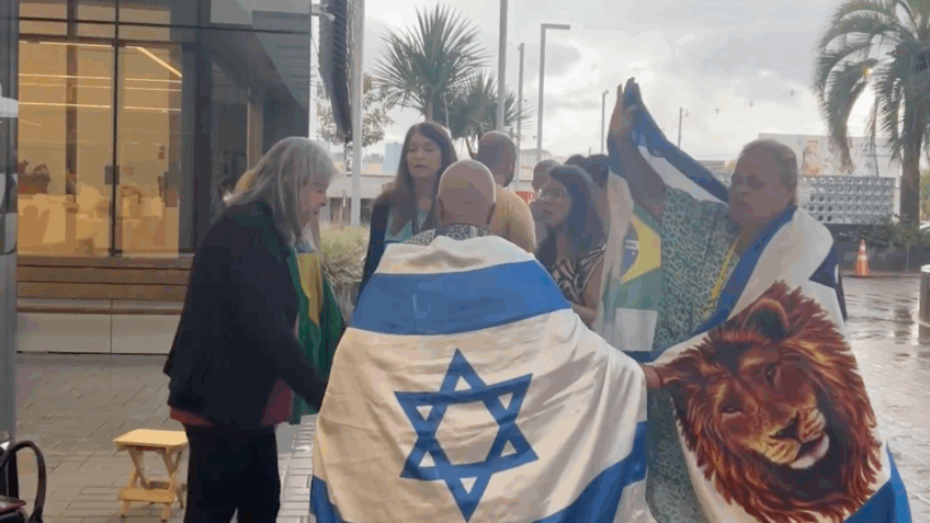 Apoiadores de Bolsonaro fazem oração em frente a hospital