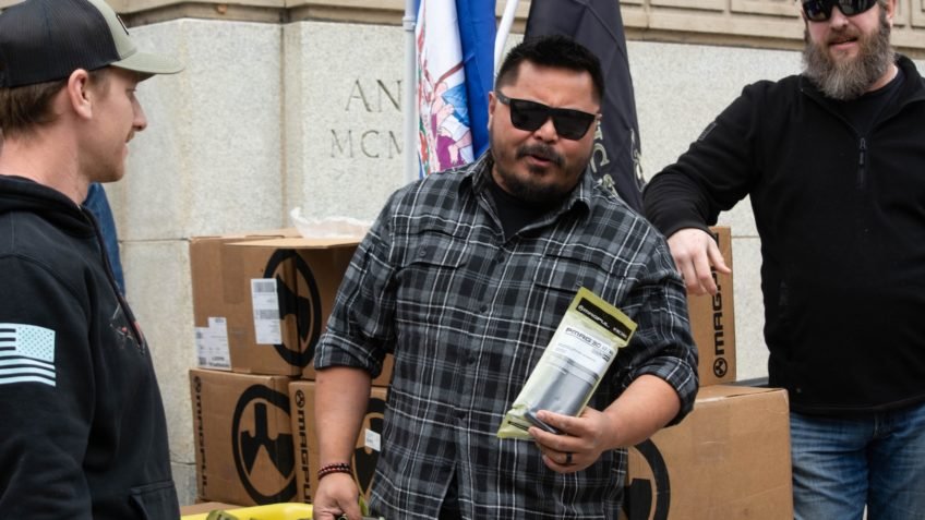 Ativistas pró-armas distribuem carregadores de fuzil nos EUA