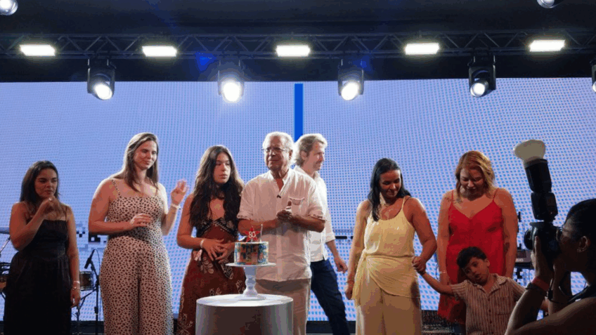 Dirceu critica política externa dos EUA em discurso de aniversário