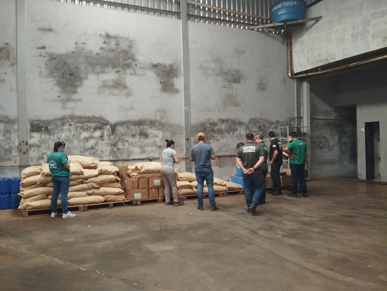 Mapa apreende mais de 1 tonelada de defensivos irregulares e interdita fábrica de fertilizantes em Minas Gerais