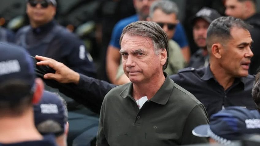 Bolsonaro sai de UTI de cuidados intensivos para de cuidados intermediários