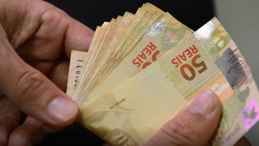 Taxa de inadimplência dos brasileiros sobe 10,2% em 12 meses