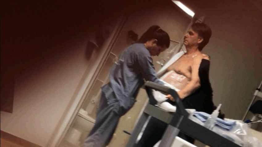 Carlos publica foto de Bolsonaro e diz que quadro é “muito delicado”