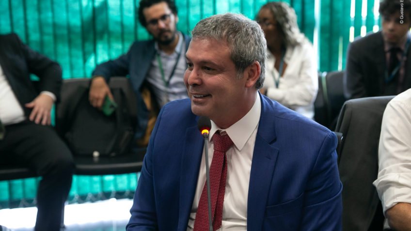 Governistas pedem investigação de Flávio e Nikolas