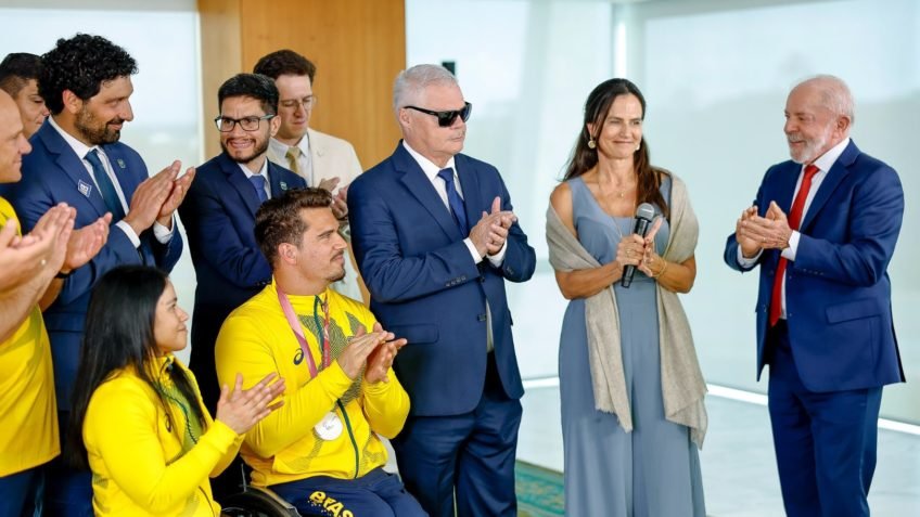 Lula diz que “mulher não tem dono” ao receber medalhista paralímpico