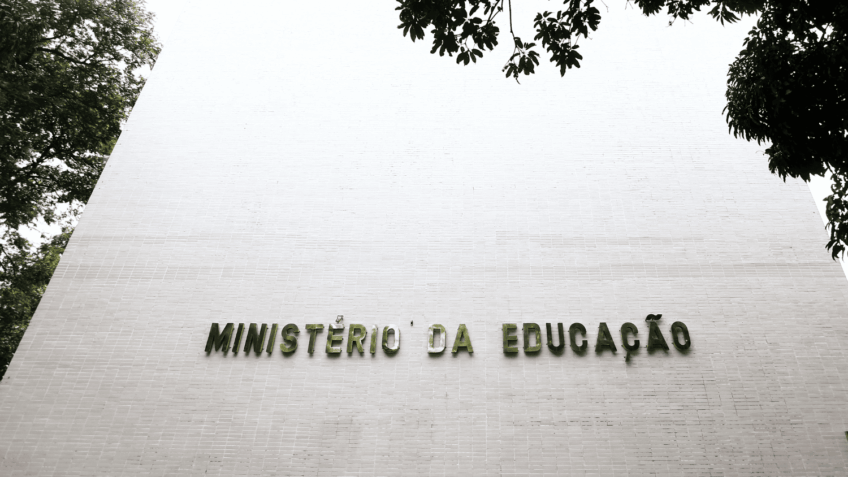 MEC pune 57 cursos de medicina após resultados no Enamed