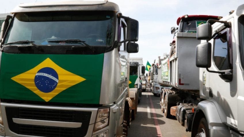 Caminhoneiros articulam greve nacional em reação a alta do diesel