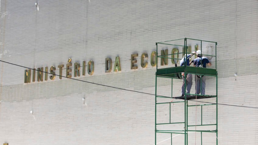 Tesouro recompra R$ 43,6 bi em títulos públicos em 2 dias