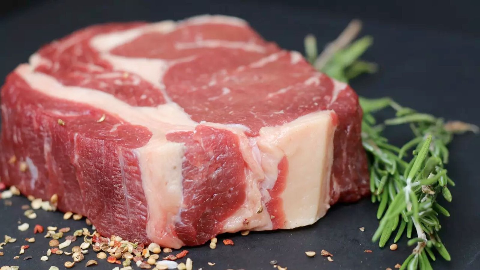 Exportações de carne bovina desacelera em março, mas preços disparam e sustentam receita recorde