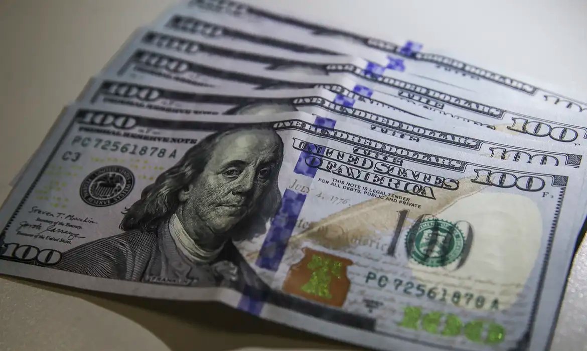 Dólar cai a R$ 5,20 com melhora do cenário externo