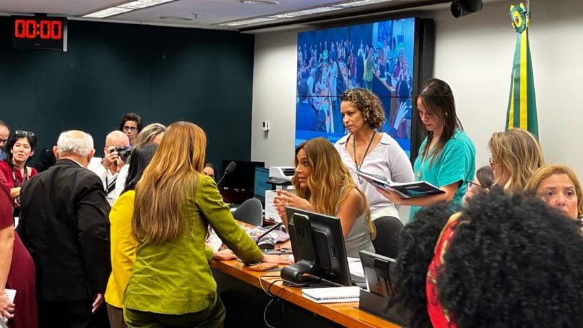 Oposição critica pauta em comissão presidida por Erika Hilton