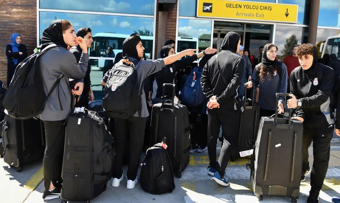 Seleção feminina do Irã volta ao país após algumas desistirem de asilo