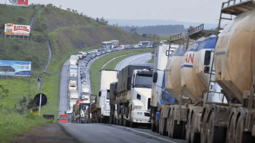 Caminhoneiros vão aguardar norma do governo antes de decretar greve