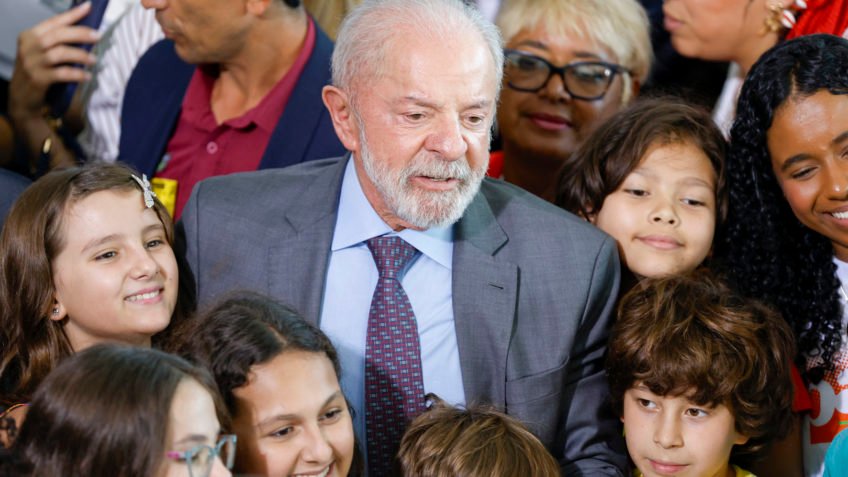 "Tem gente que se diz pró-família, mas defende internet sem lei", diz Lula