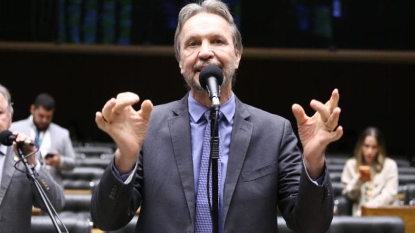 Líder do PT propõe mudar regras do BC e diz que taxa selic é "criminosa"