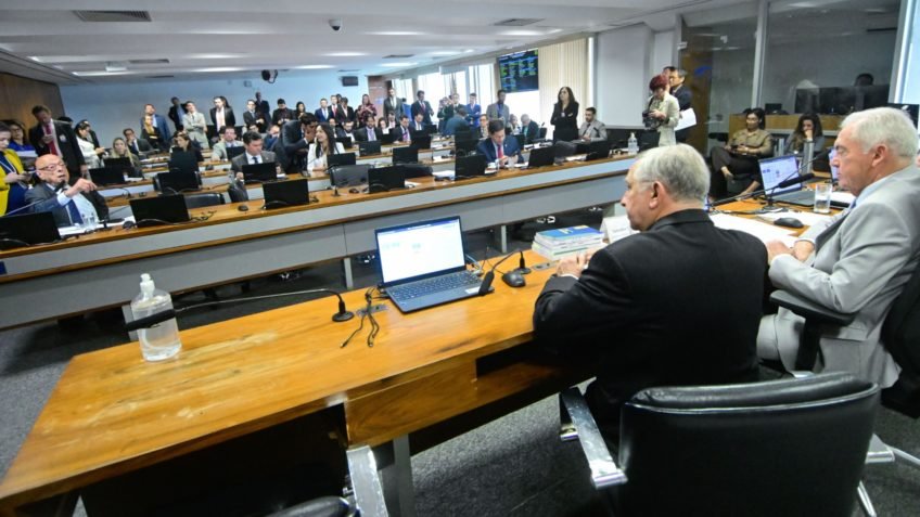 Senado adia votação de PEC que acaba com aposentadoria compulsória