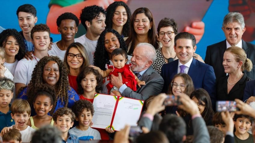 Governo assina decretos que regulamentam o ECA Digital