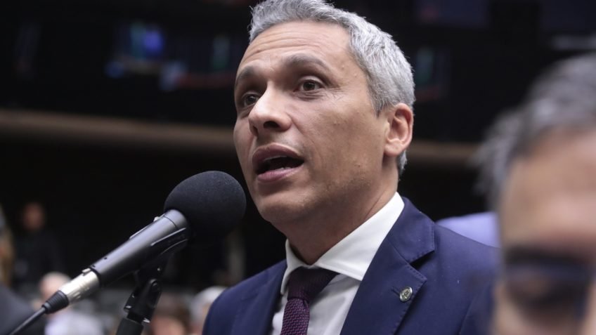 Saiba quais deputados assinaram pedido de prisão domiciliar de Bolsonaro