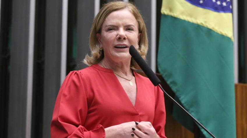 Gleisi diz que há manipulação eleitoral para greve de caminhoneiros