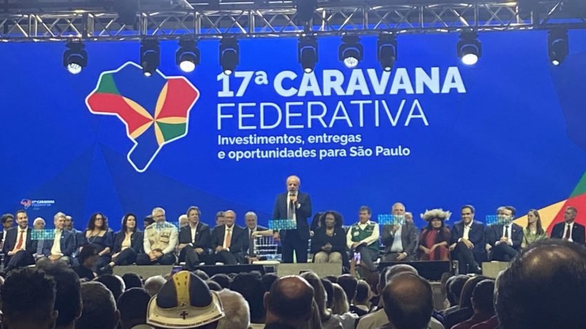 Lula diz que Tarcísio recebe mal prefeitos de São Paulo