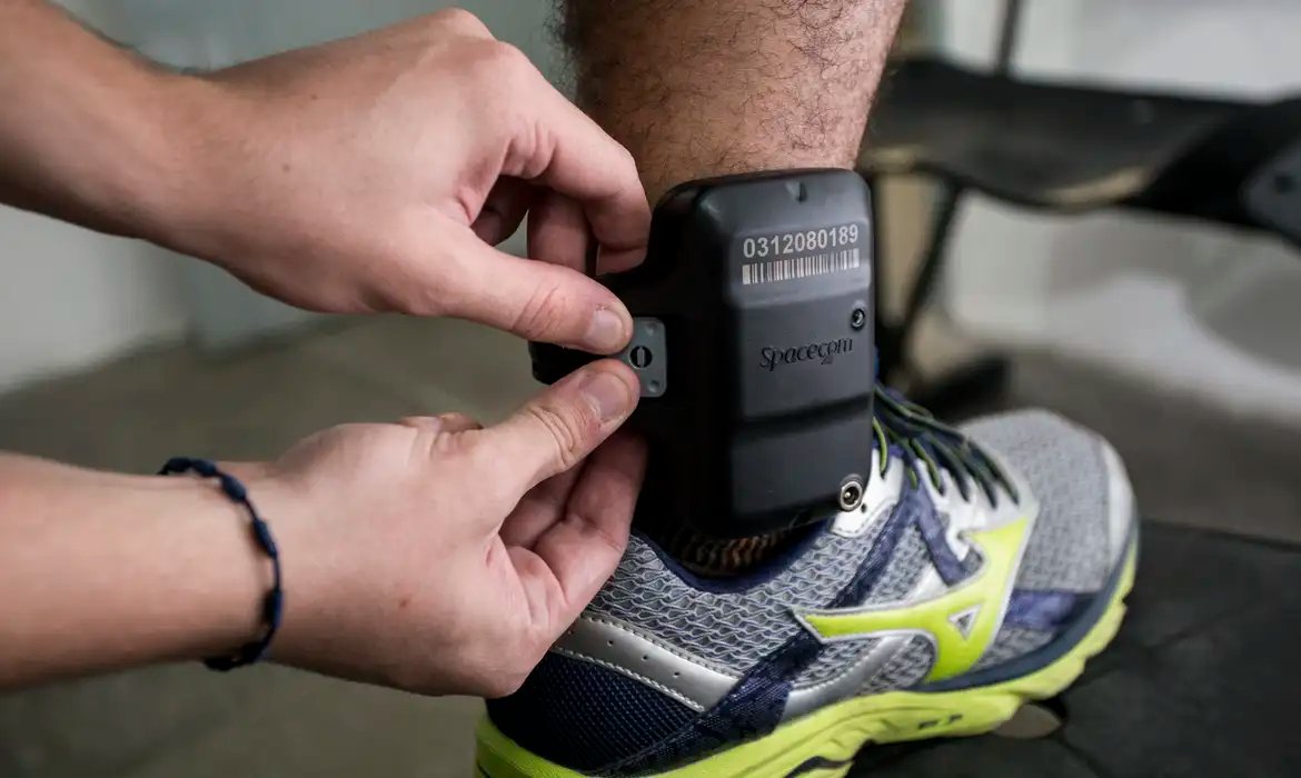 Senado aprova uso imediato de tornozeleira por agressor de mulher