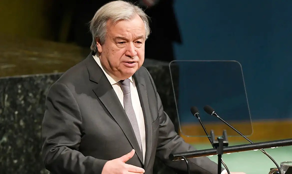 António Guterres pede fim da guerra e abertura do Estreito de Ormuz