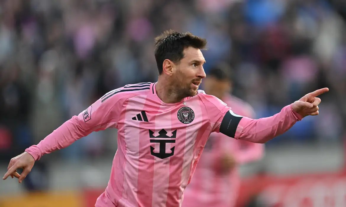 Messi marca 900º gol da carreira e se junta a CR9 em grupo de elite